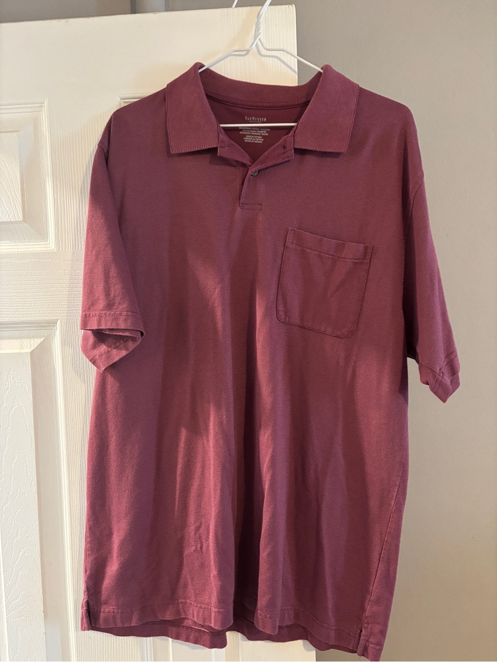 Van Heusen Men's Polo Shirt in Burgundy size large